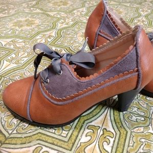 Chase and Chloe 5.5 gray/cognac heels